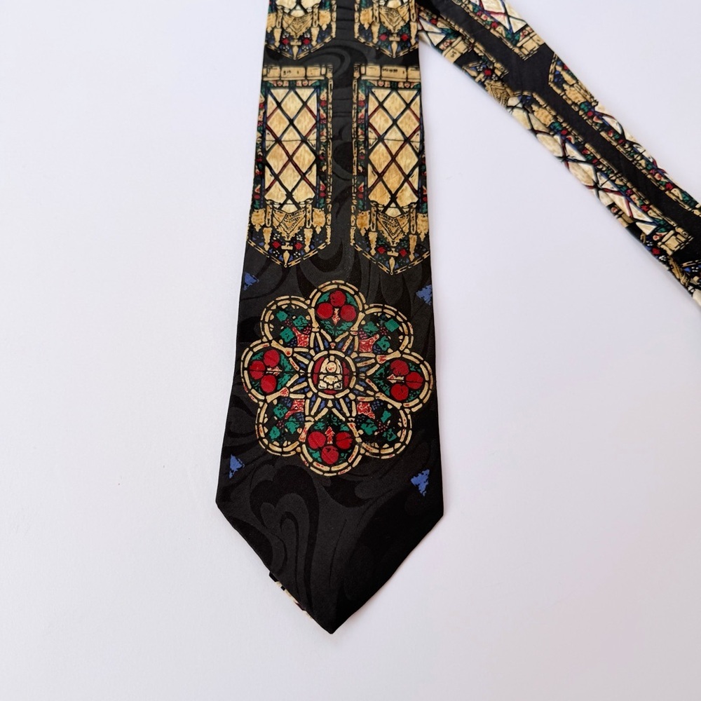 Men’s Saint Paul Cathedral Rose Window Necktie
Gallery Collection​ - Picture 2 of 5